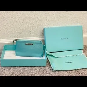 【Tiffany&Co】Large Shopping Pouch ポーチ Large Shopping Pouch in Black Leather | Tiffany & Co. US
